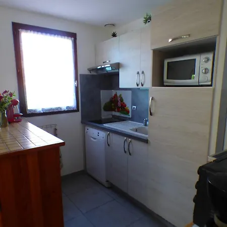 Petite Maison Climatisee Avec Terrasse, Piscine, Tennis A Bormes-les-mimosas, A 5 Min De La - Fr-1-251-815 Ferienhaus