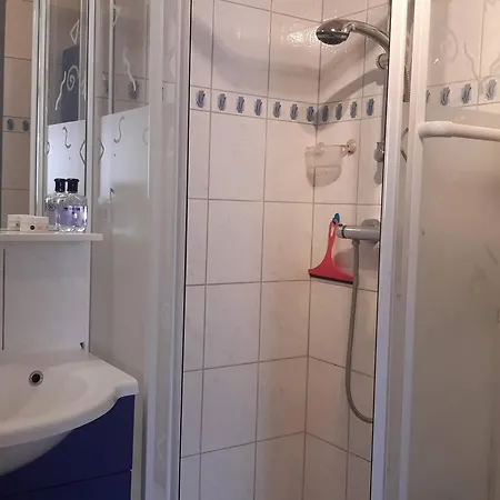Petite Maison Climatisee Avec Terrasse, Piscine, Tennis A Bormes-les-mimosas, A 5 Min De La - Fr-1-251-815 Ferienhaus Bormes-les-Mimosas